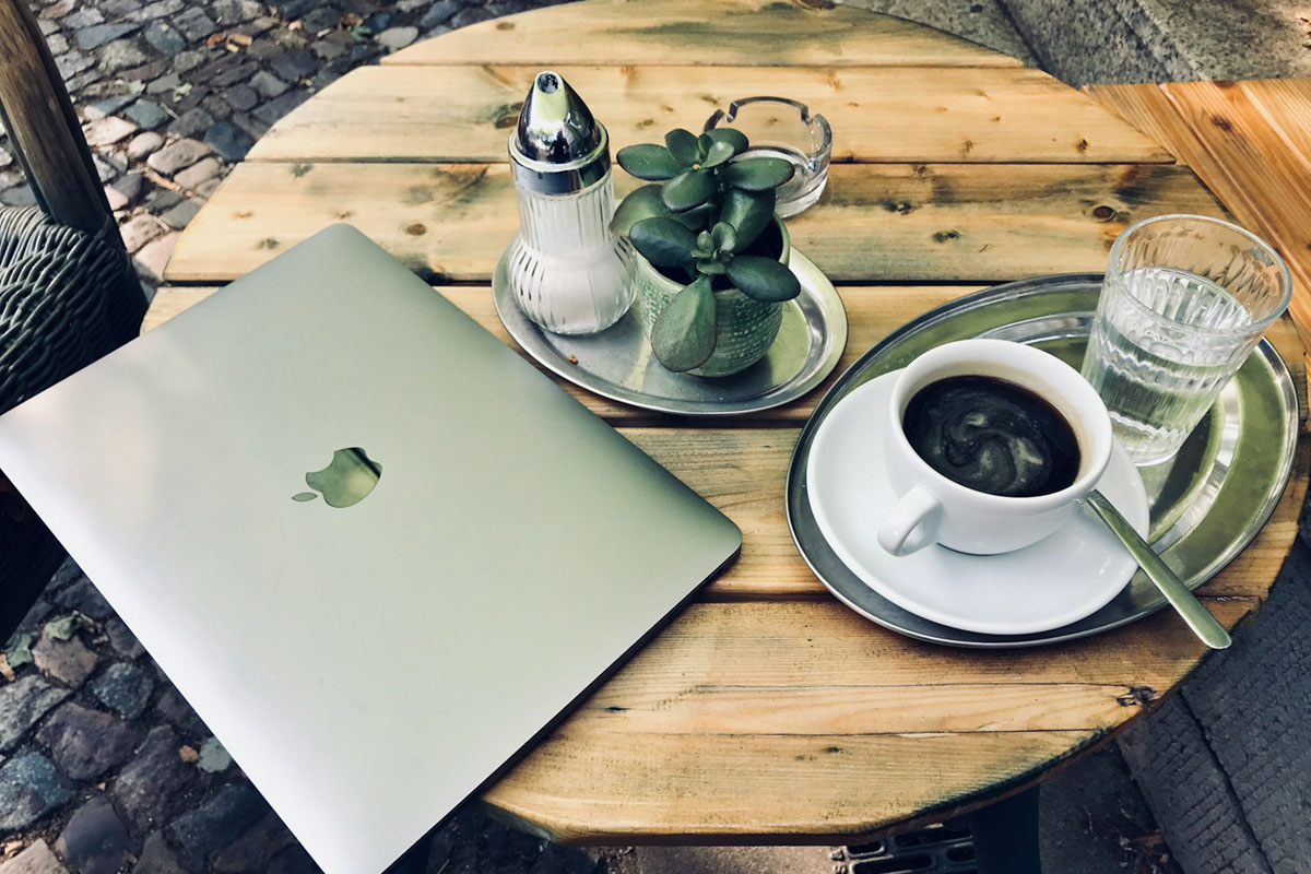 リモートワークと旅を両立するためのデジタル持ち物リスト【完全ガイド2025年版】