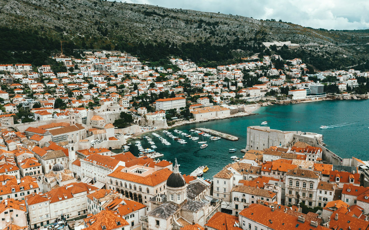 海外ノマドワーカーが直面する文化的課題とその対処法【2025年最新版】